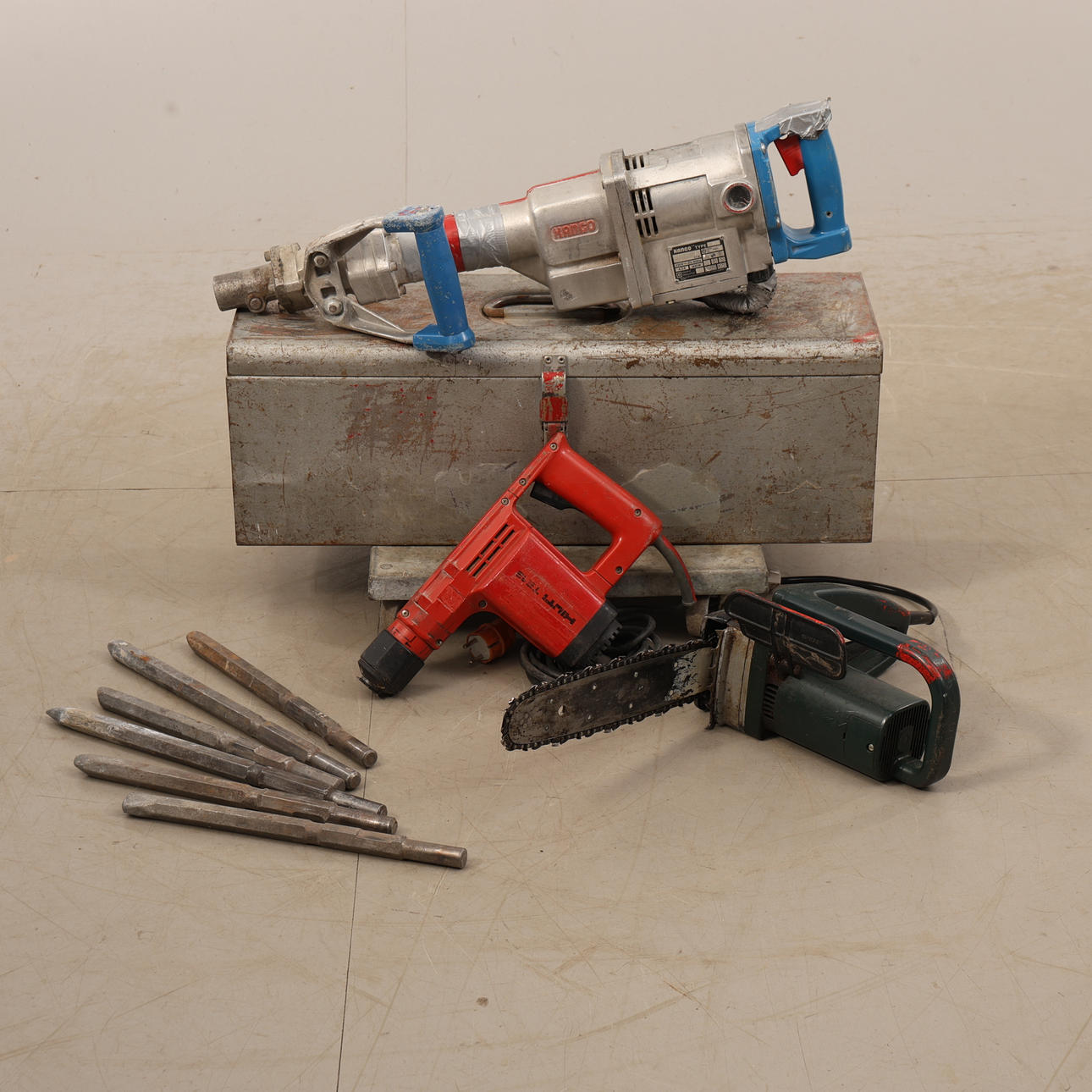 SÄHKÖTYÖKALU, kolme osaa.