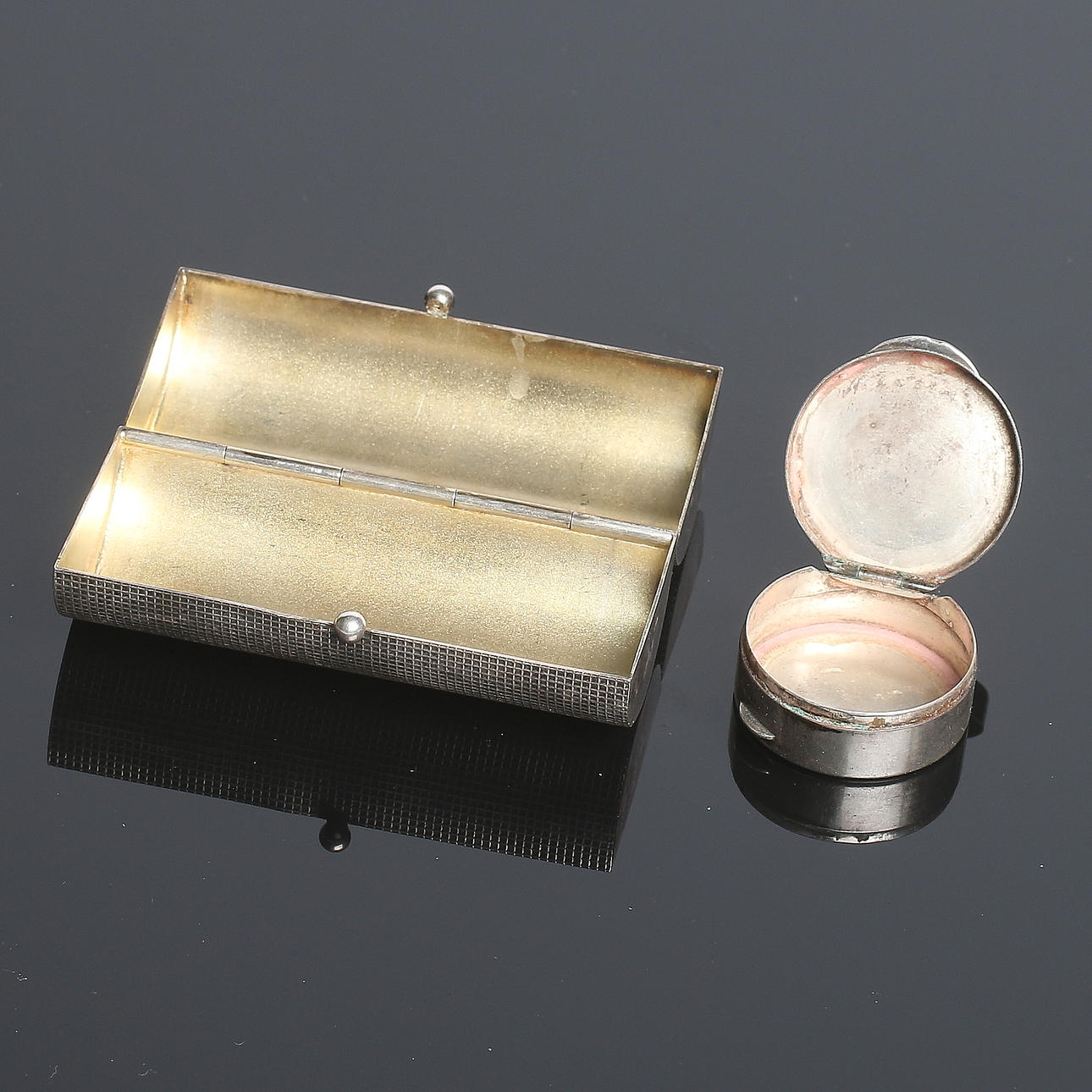 LÄPPSTIFTSETUI, NIPPERASK och SIGILL, 3 delar, silver, 1900-talets första hälft. Bruttovikt 82 gram.