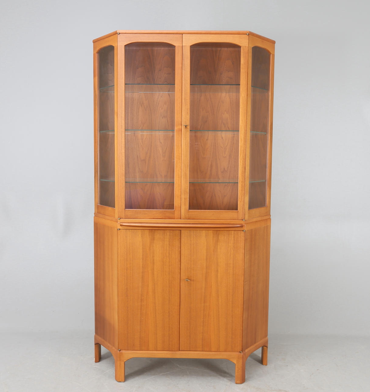 VITRINSKÅP, "Undantaget", valnöt, Carl Malmsten, 1900-tal.