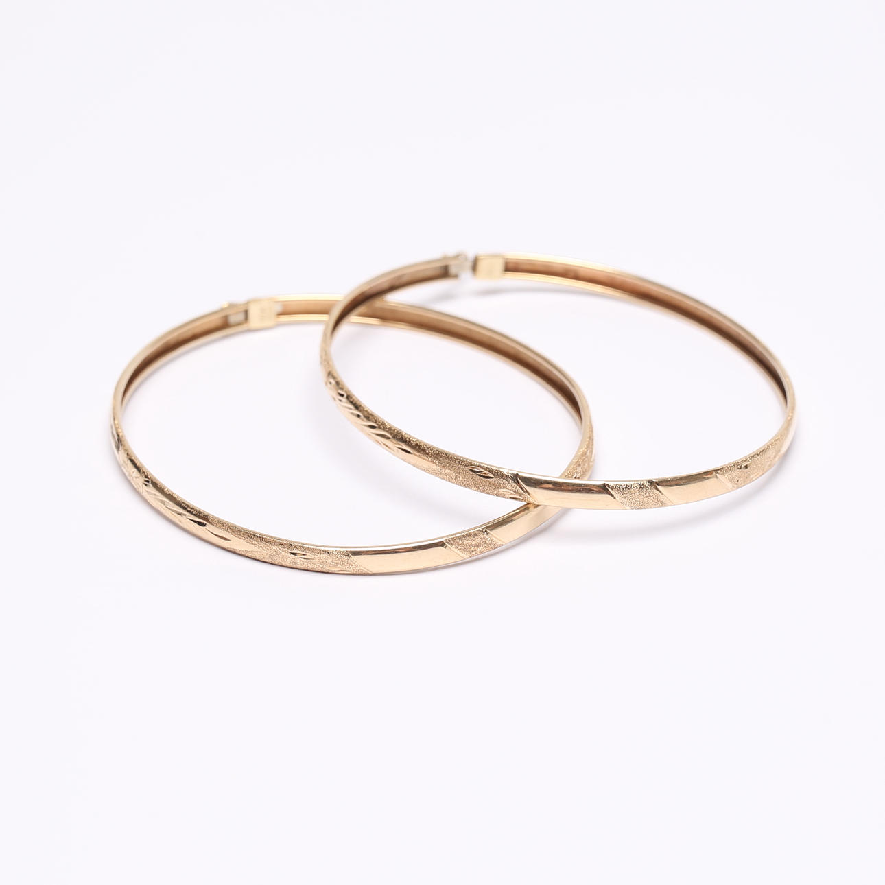 2 Openable BRACELETS, 10k, Gold, weight approx. 6,8 grams.