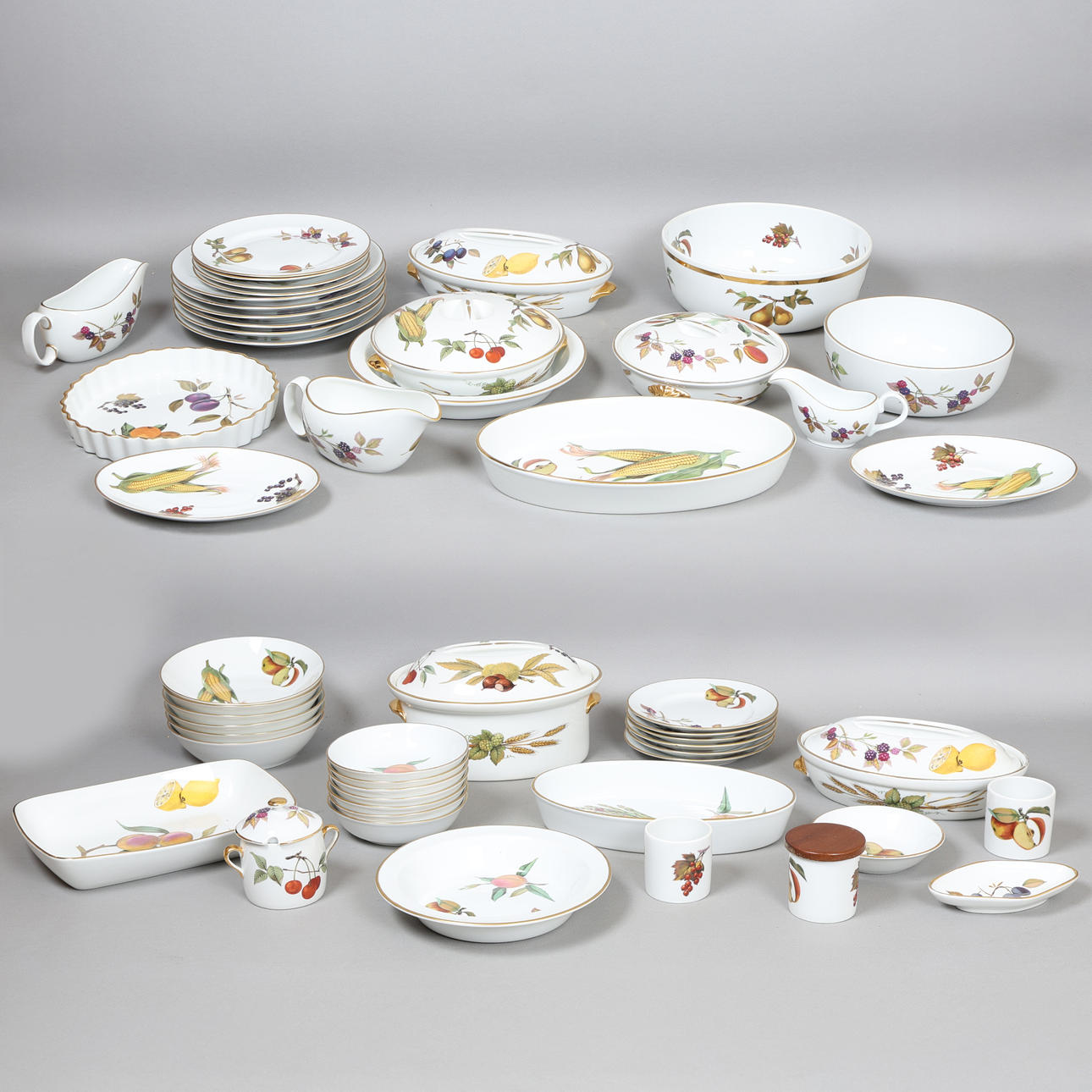 A COLLECTION OF ROYAL WORCESTER DINNER WARE (QTY).