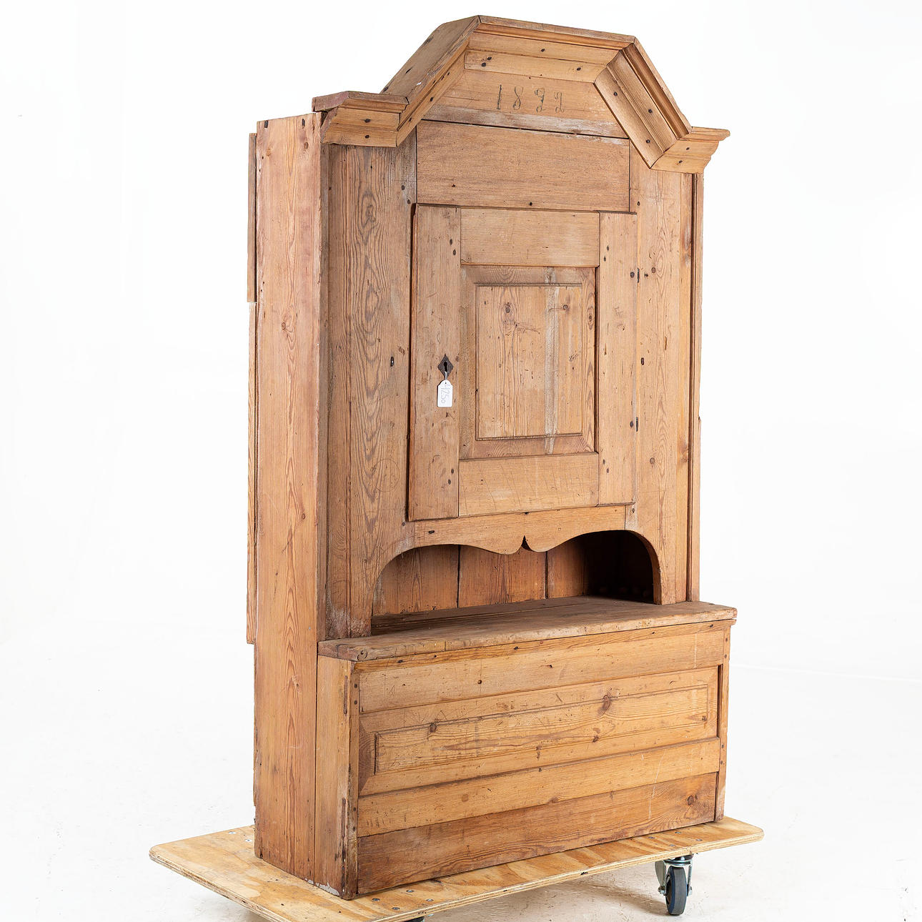 An almoge upper cabinet, 19th century.
