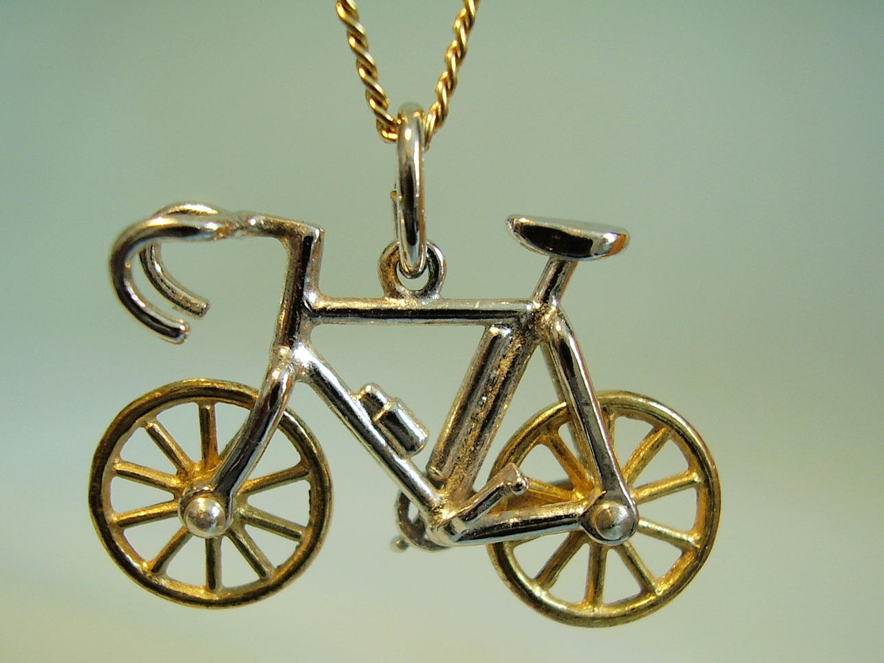 HÄNGE CYKEL silver signerad med delvis guldplätering.