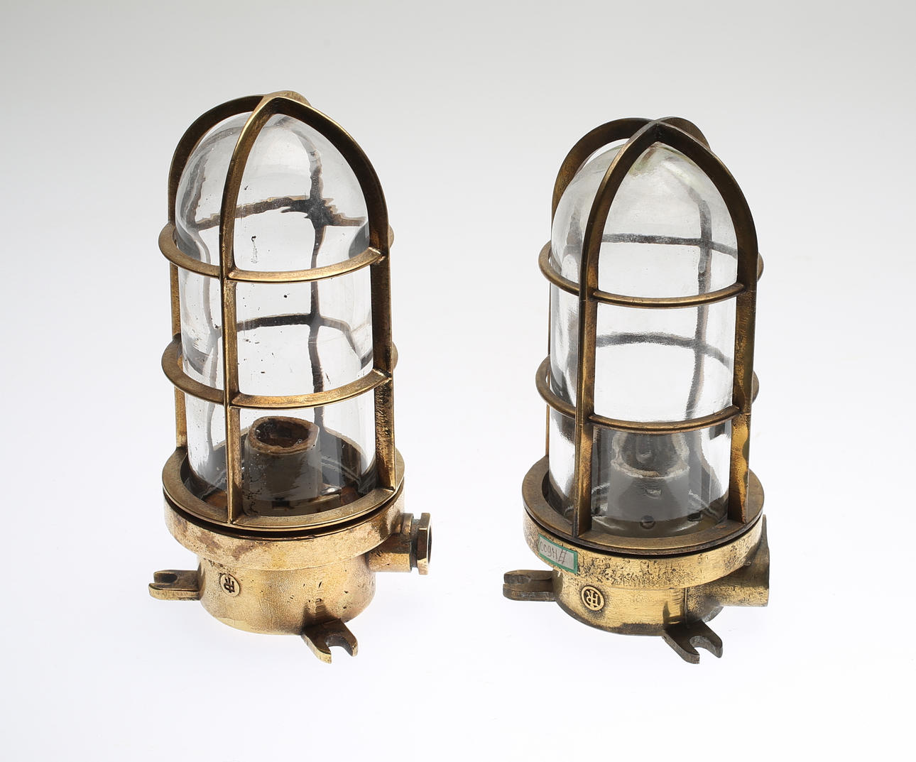 FARTYGSBELYSNING, 2 st för vägg/tak, mässing, märkta HR.