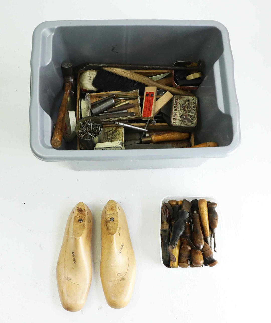 A pair of shoemaker's tools, 18th/20th century.