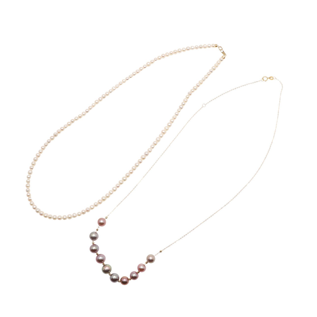 ZWEI MODERNE ZUCHTPERLENKETTEN.