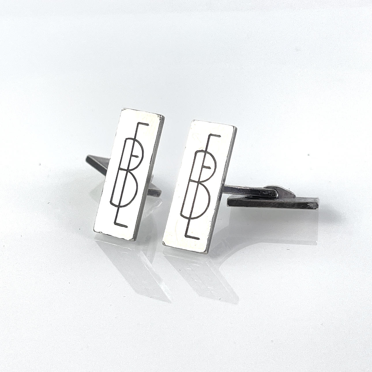 WIWEN NILSSON, 1 pair of sterling silver cufflinks, rectangular with engraved letter.