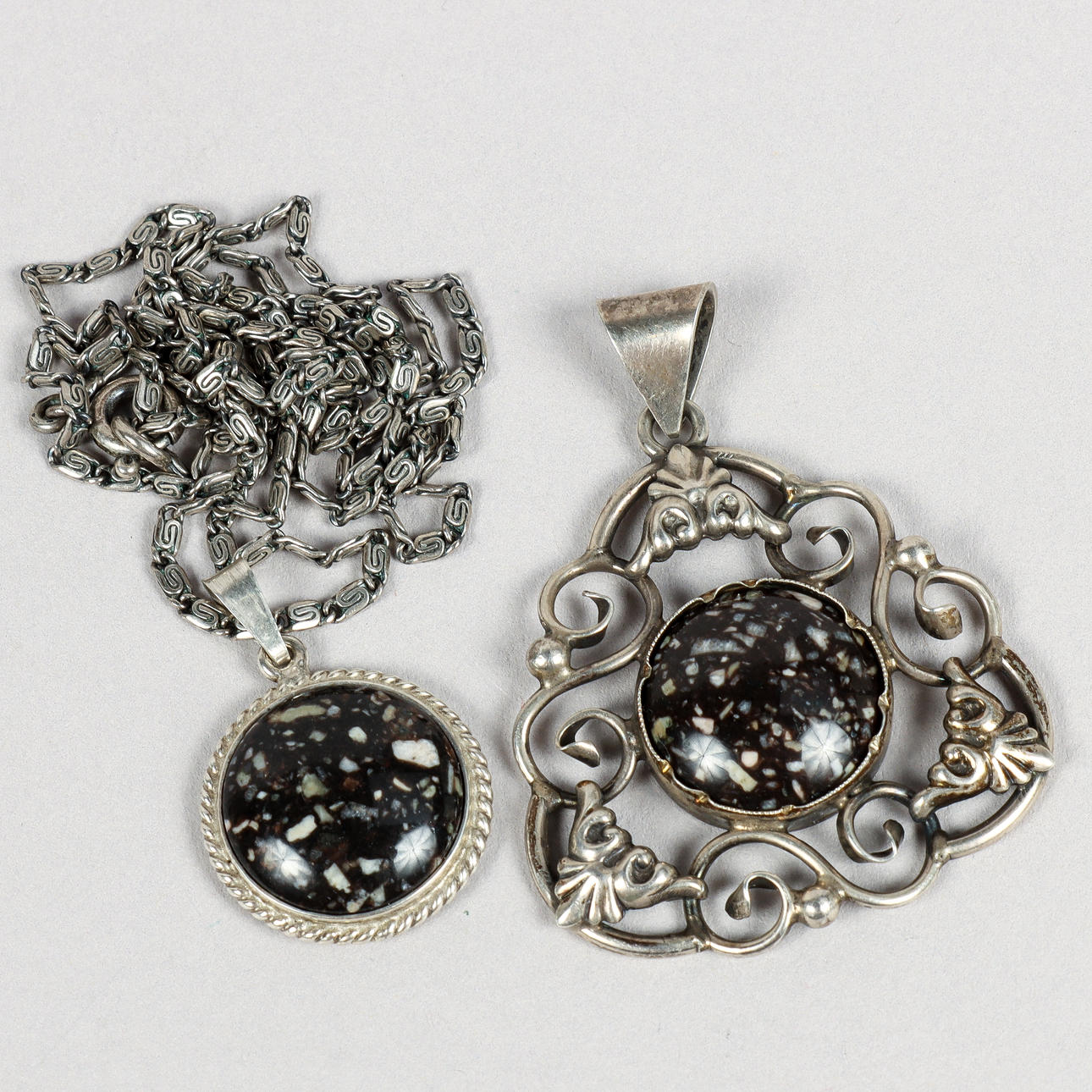 PENDANTS 2 pieces, porphyry and silver.