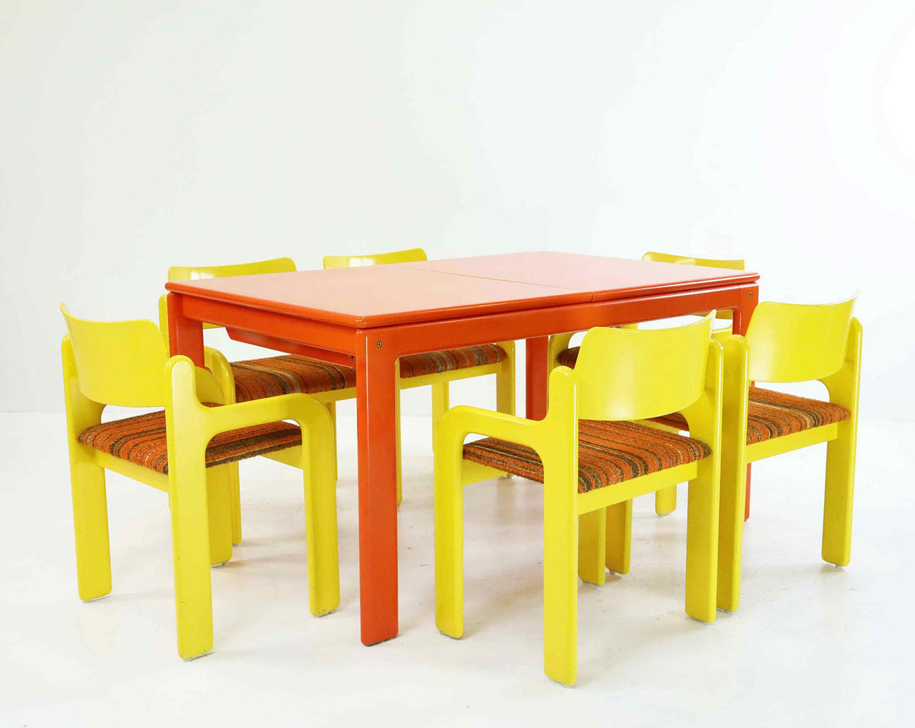 EERO AARNIO. Dining table and chairs, “Flamingo”, Asko, 1970s.