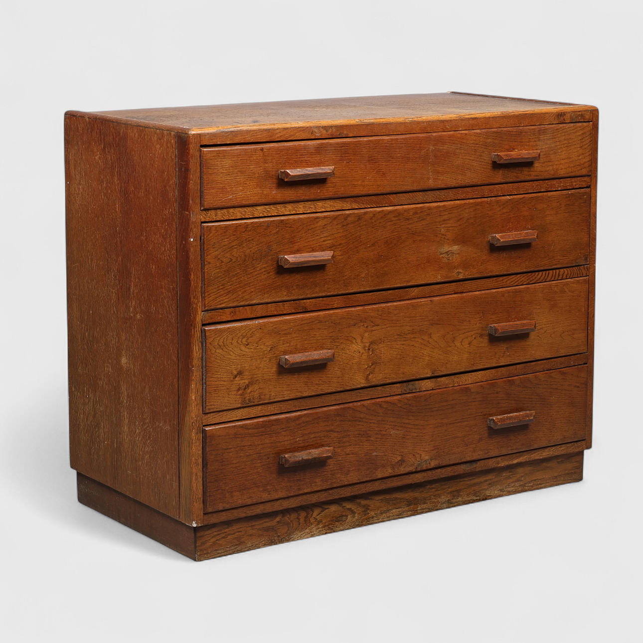 Kommode af eg, front med fire skuffer, 1900 tallets midte.