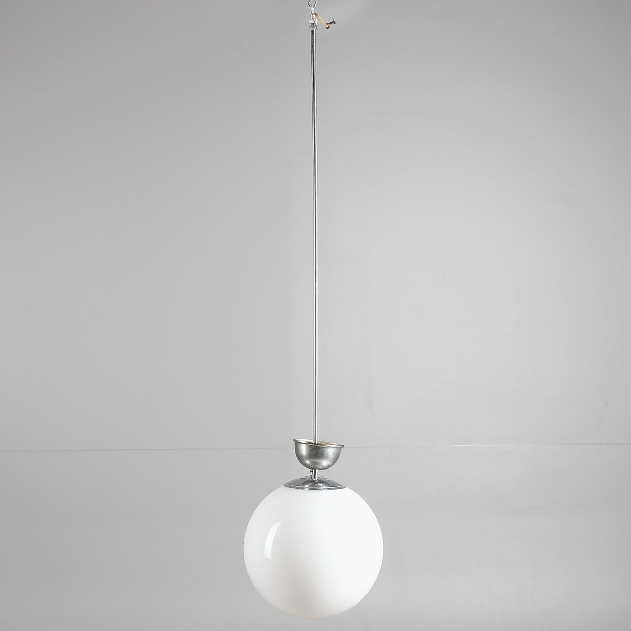 KLOTLAMPOR, 2 st, för takhängning, metall/glas, 1900-talets andra hälft.