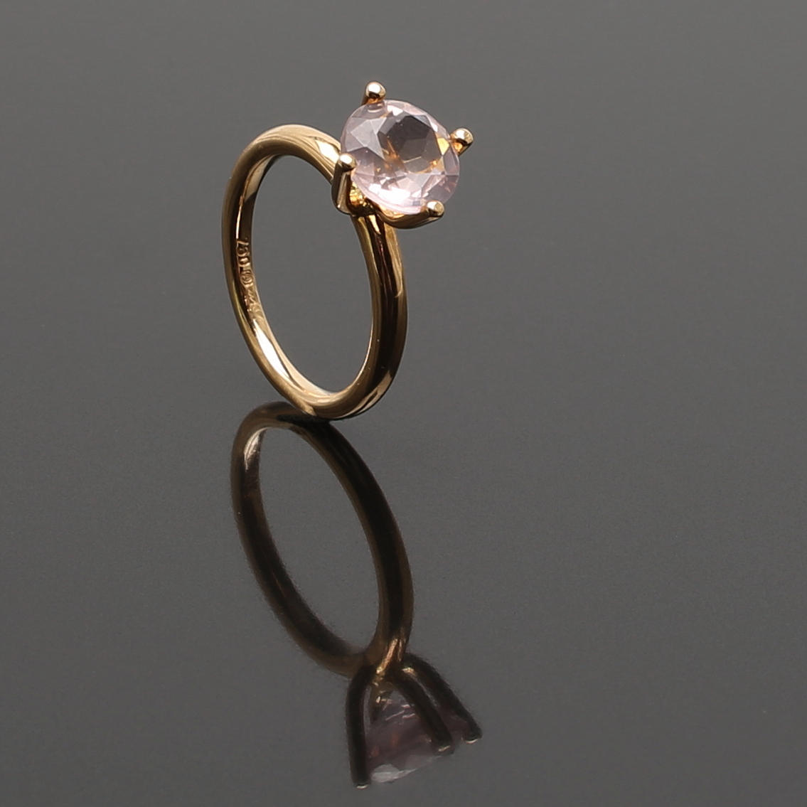 RING 18 K gult guld med stor solitär rosa cubic zirkon.