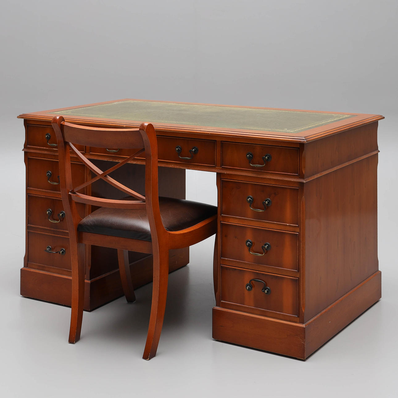 SKRIVBORD med STOL, engelskt, 1900-talets andra hälft.