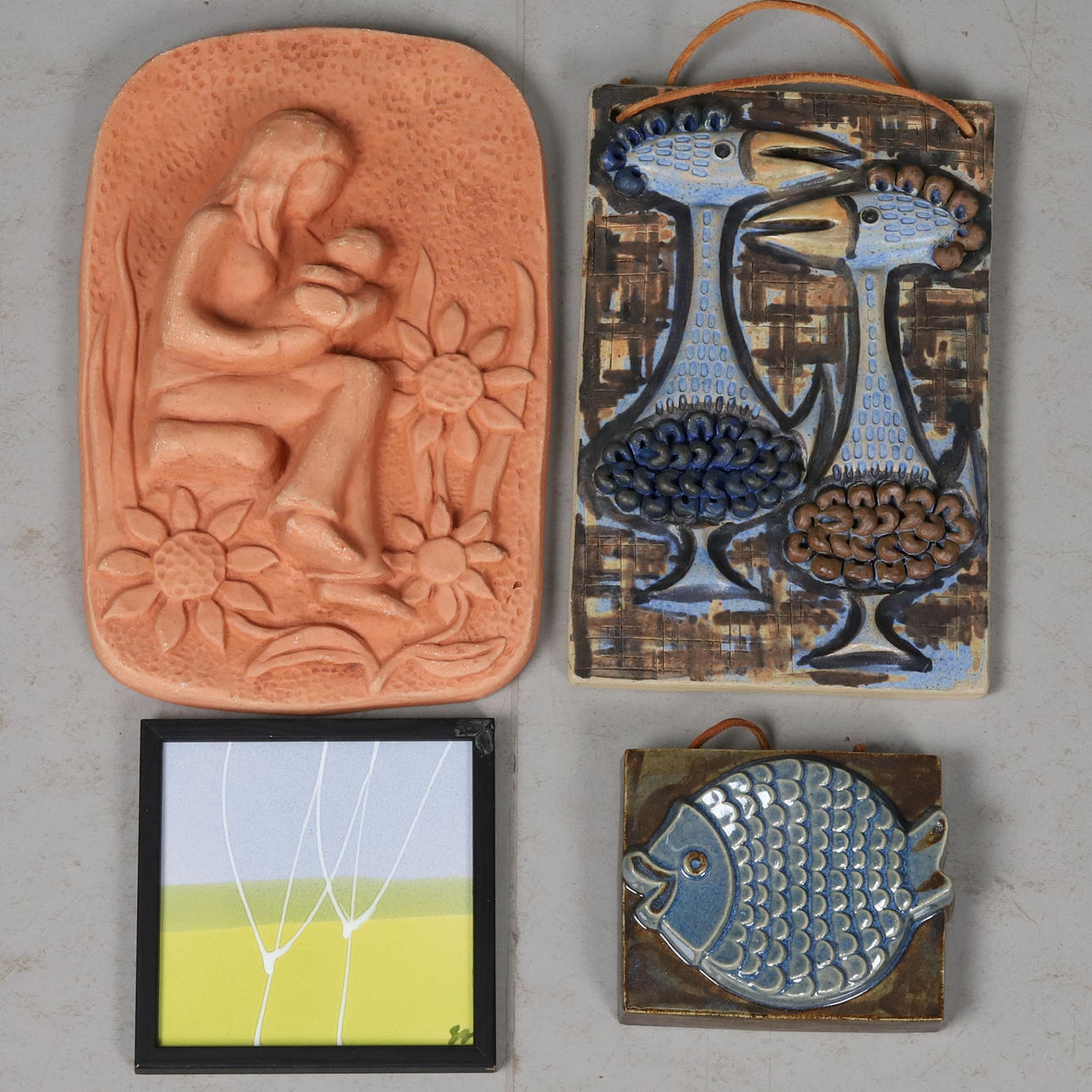 VÄGGPRYDNADER. 4 st. Keramik.