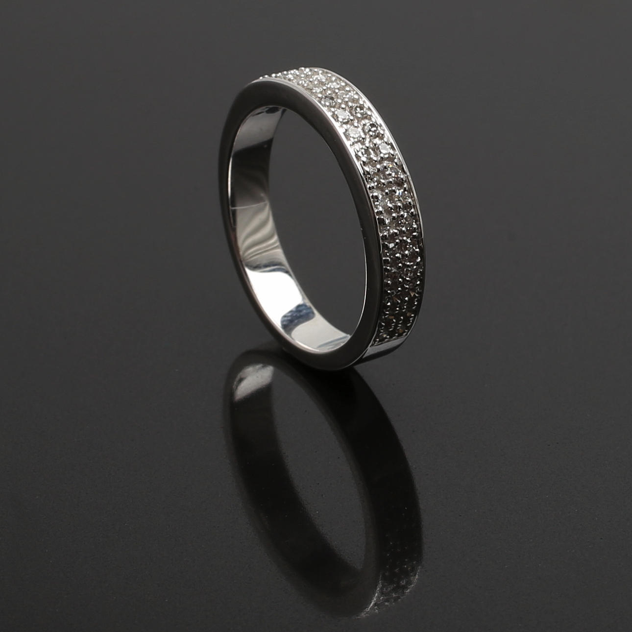 ALLIANSRING i 18 K vitguld med två rader diamant 0,25 ct W/pi sc.