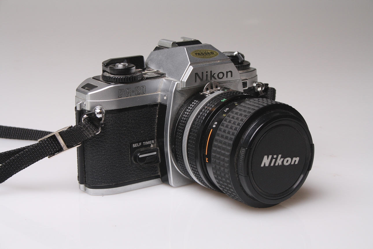 KAMERA , Nikon FG-20, Objektiv Zoom-nikkor 35-70mm , 1:3.3-4.5 , 2026669.