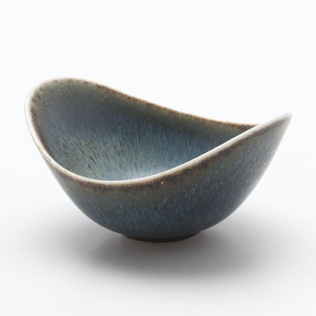 GUNNAR NYLUND. Un cuenco de gres «ARO», de Rörstrand.