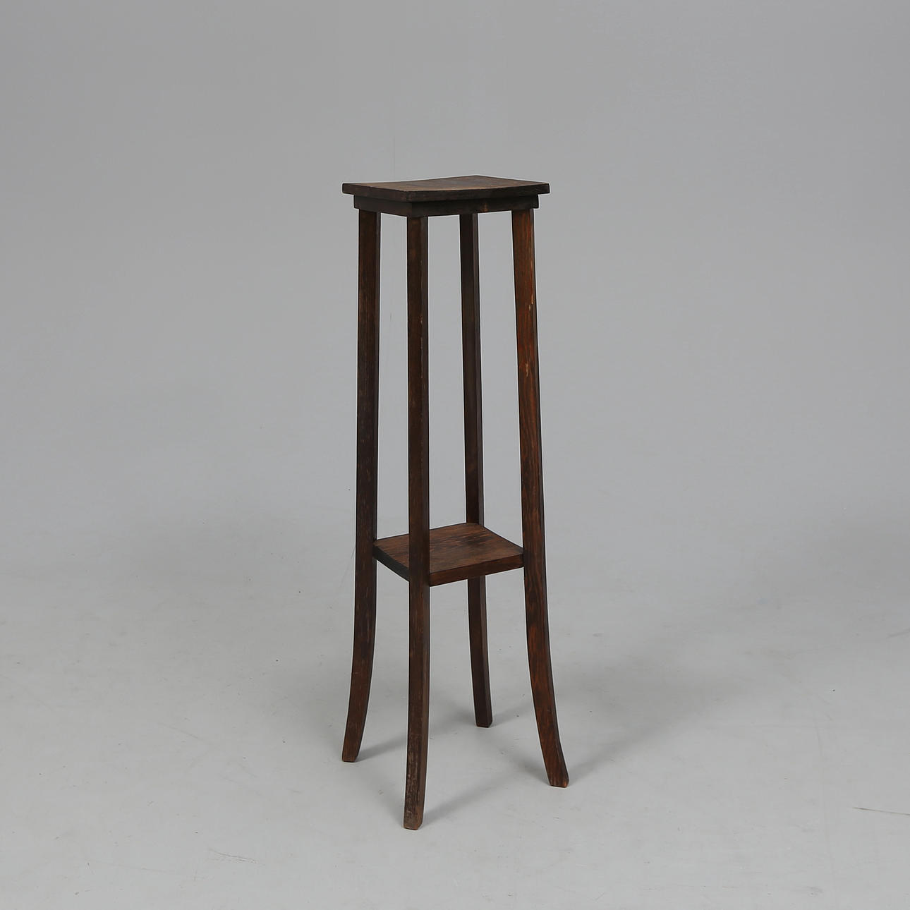 A pedestal, pine, early 1900's.