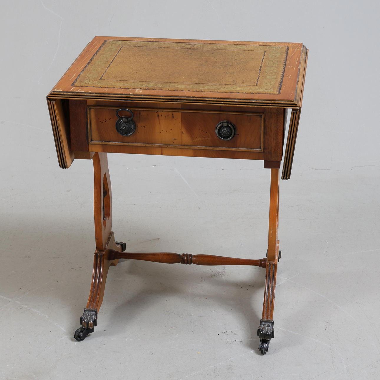 A yew lamp table, English style, 20th century.