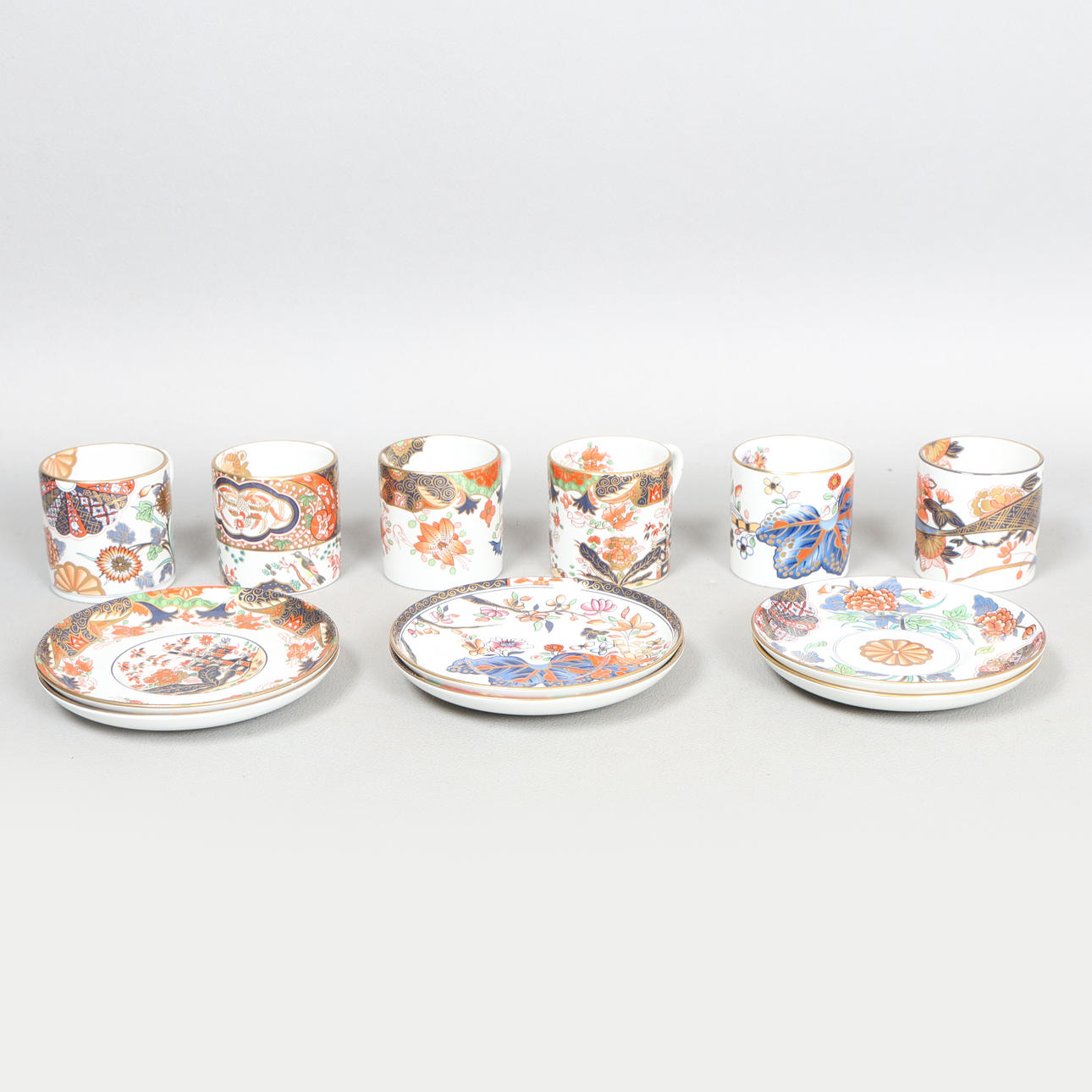 ET SÆT AF SEKS HVER SPODE IMARI COLLECTION KAFFEKOPPER OG UNDERKOPPER (12).