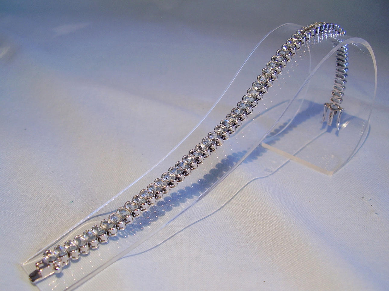 ARMBAND MED BLÅ TOPAS 27.45 ct.