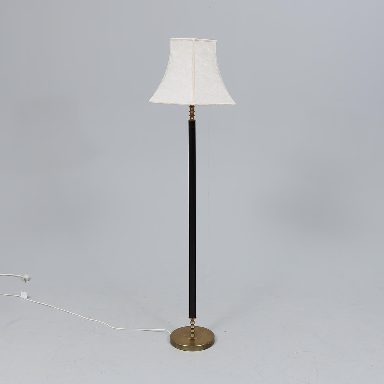 BÖHLMARKS. möglicherweise Harald Notini oder Uno Westerberg, eine Stehleuchte „P225", Arvid Böhlmarks Lampfabrik, 20. Jahrhundert.