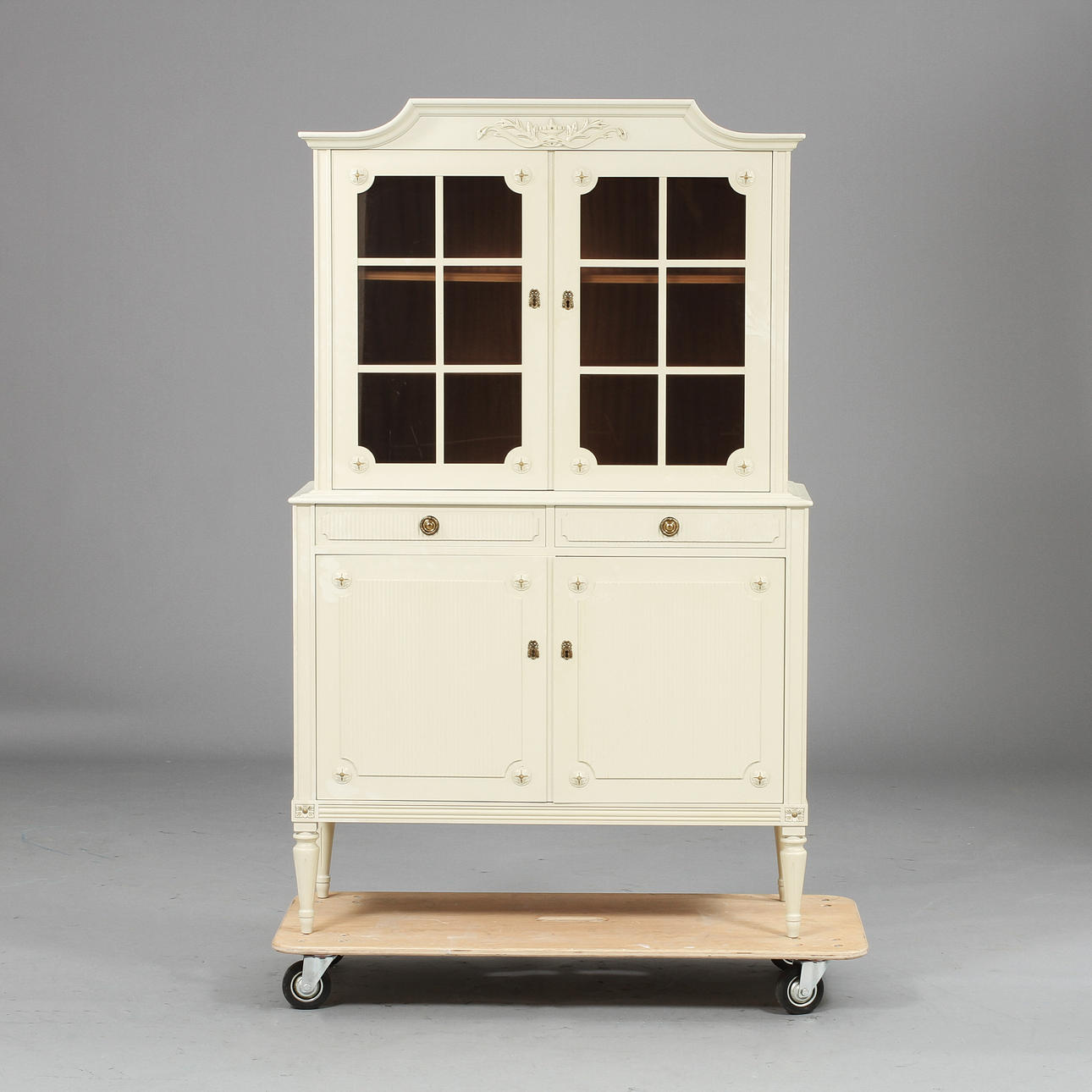 SKÅP MED VITRINÖVERDEL, gustaviansk stil, 1900-tal.