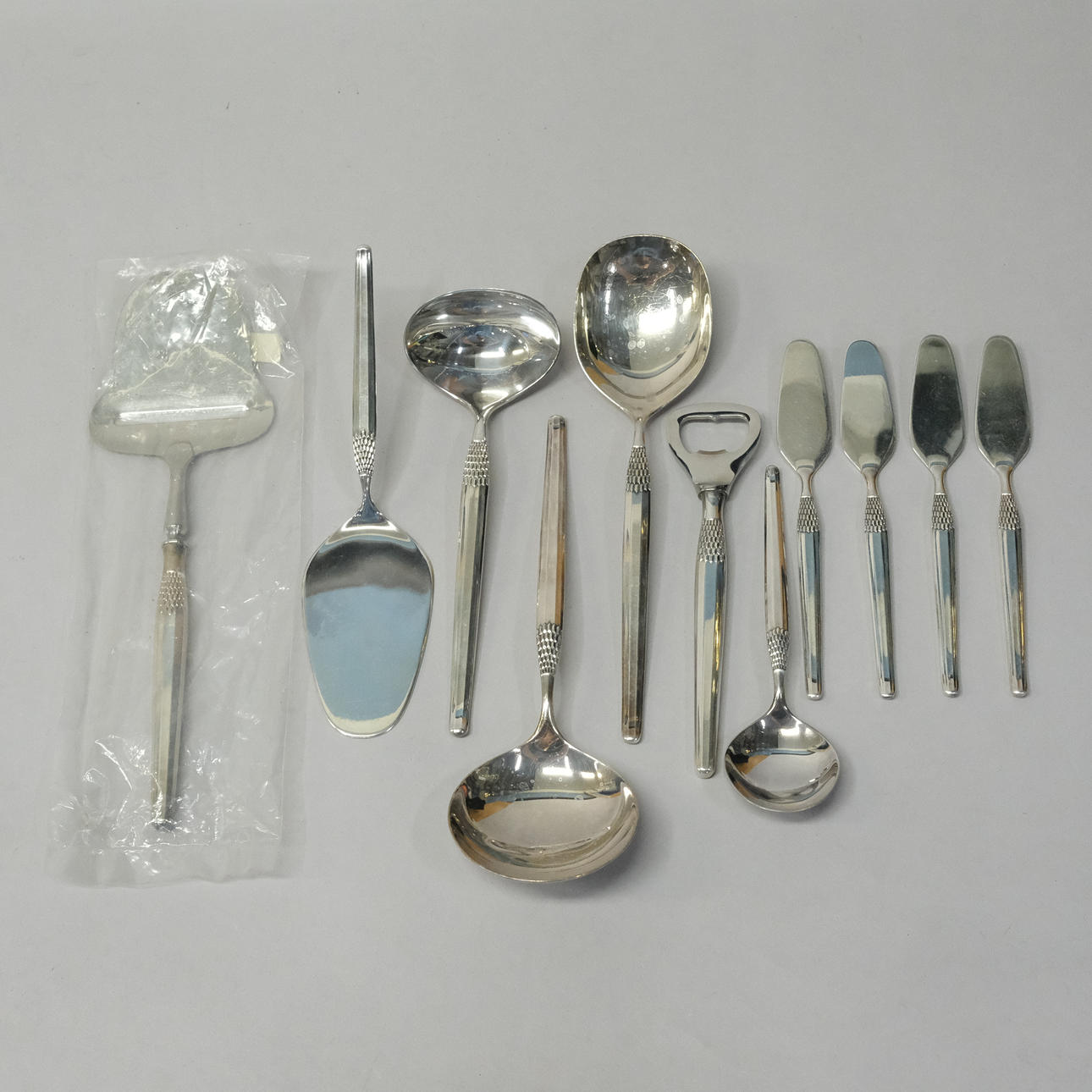 JÄÄKAAPPI, YKSITOISTA RUOKAILUVÄLINETTÄ, ”CHERI”.