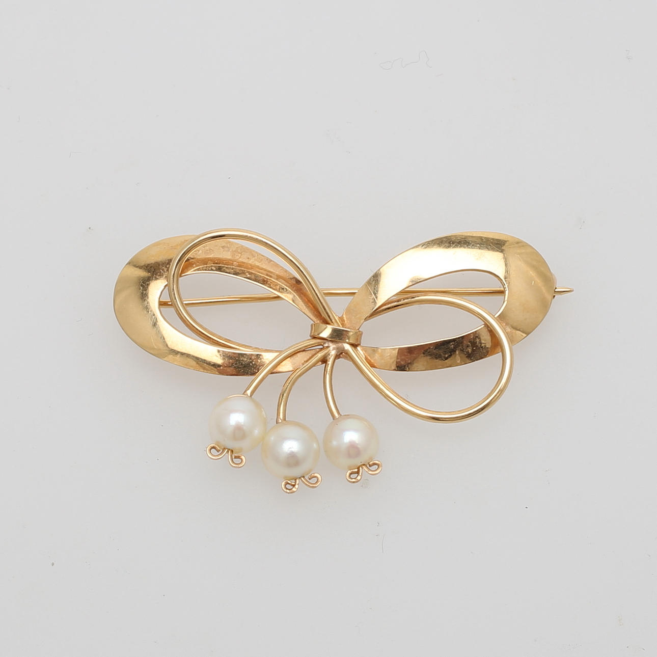 BROSCH, guld 18K och pärlor, G&G 1940, totalvikt 4,55 gram.