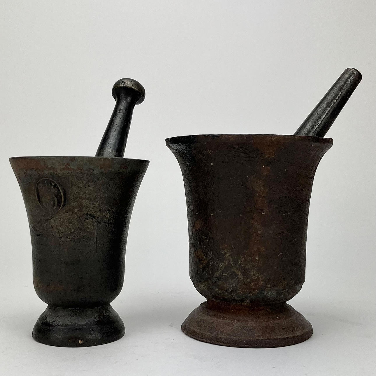 JERNMØRTEL MED STIFTER, 2 stk, en mærket Ö.