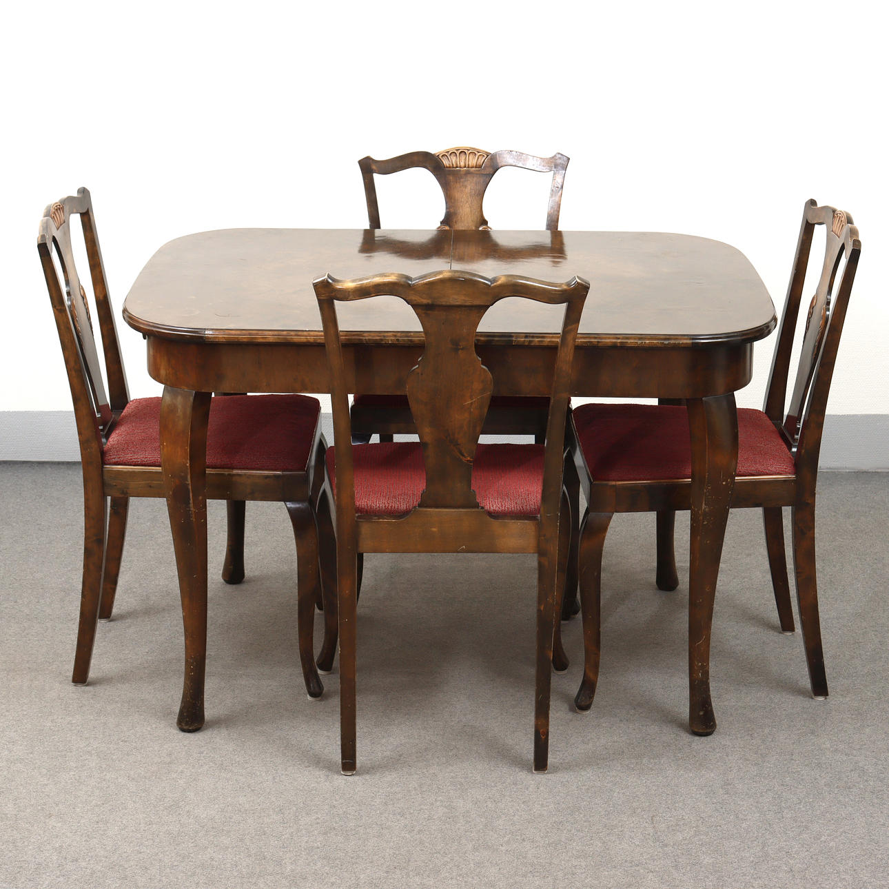 DINING GROUP, TABLE WITH 4 CHAIRS (2 INSERTS) DRESSED IN FLAME BIRCH, 1930S.
