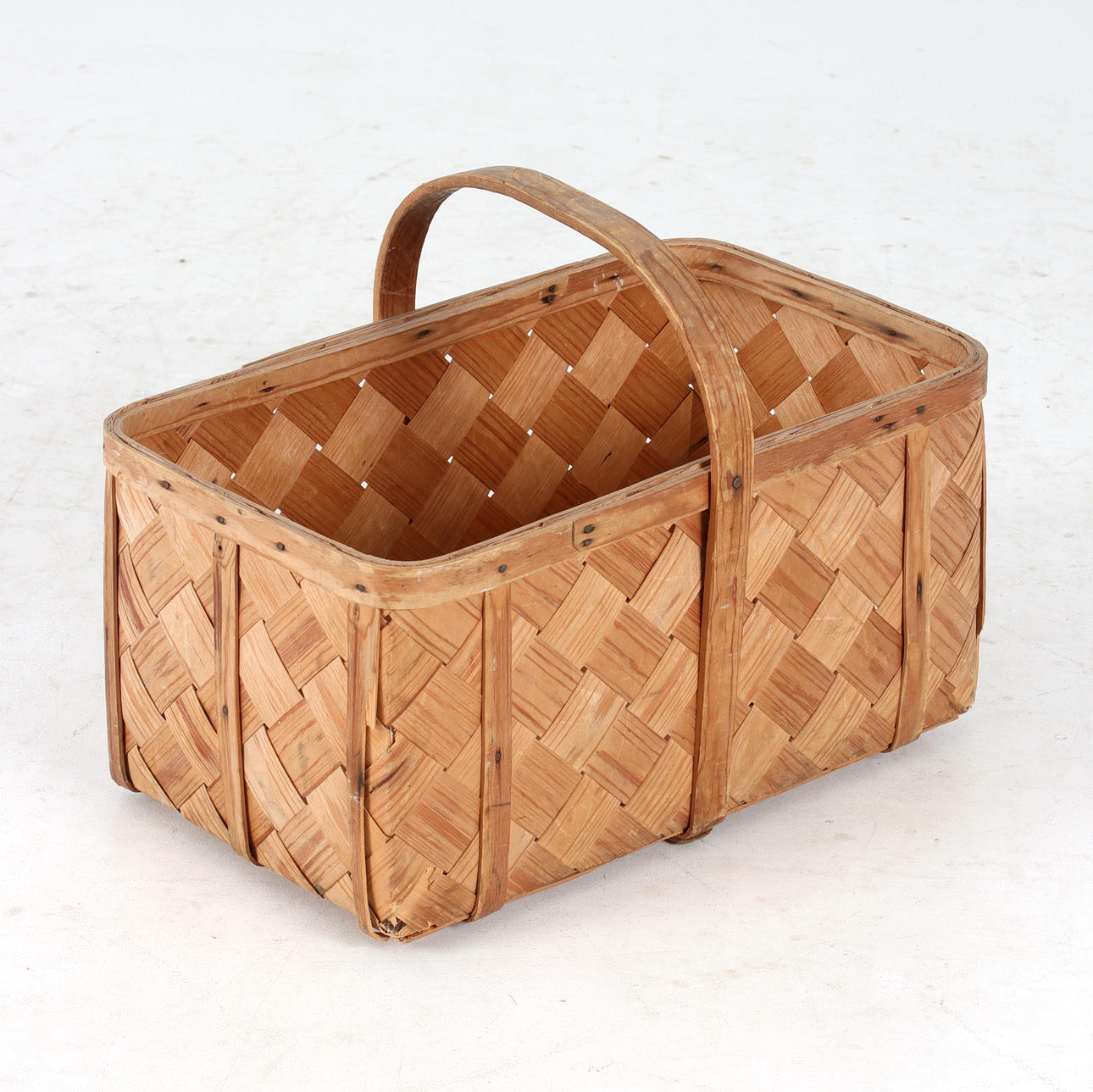 Ein Spanplattenkorb aus dem 20. Jahrhundert.