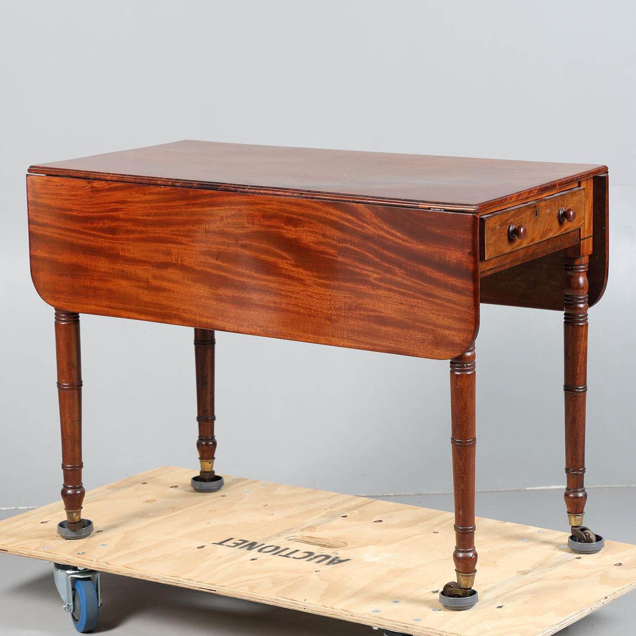 A VICTORIAN MAHOGANY PEMBROKE TABLE.