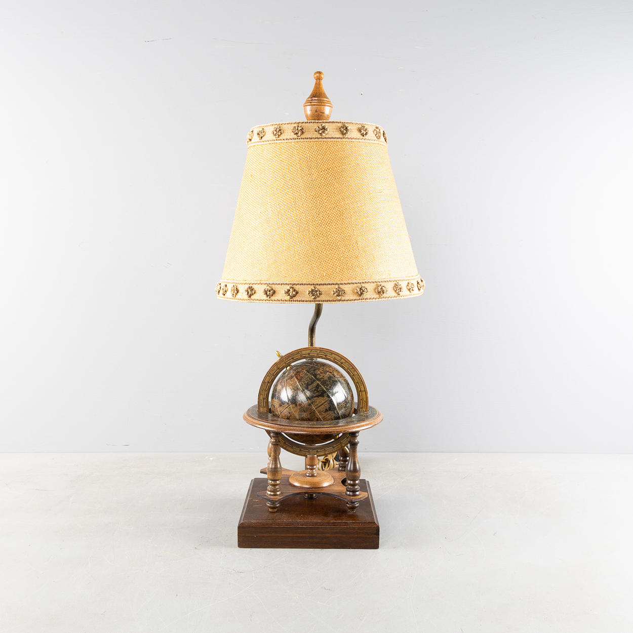 BORDLAMPE, dekoreret med klode, træ og messing, 20. århundrede.