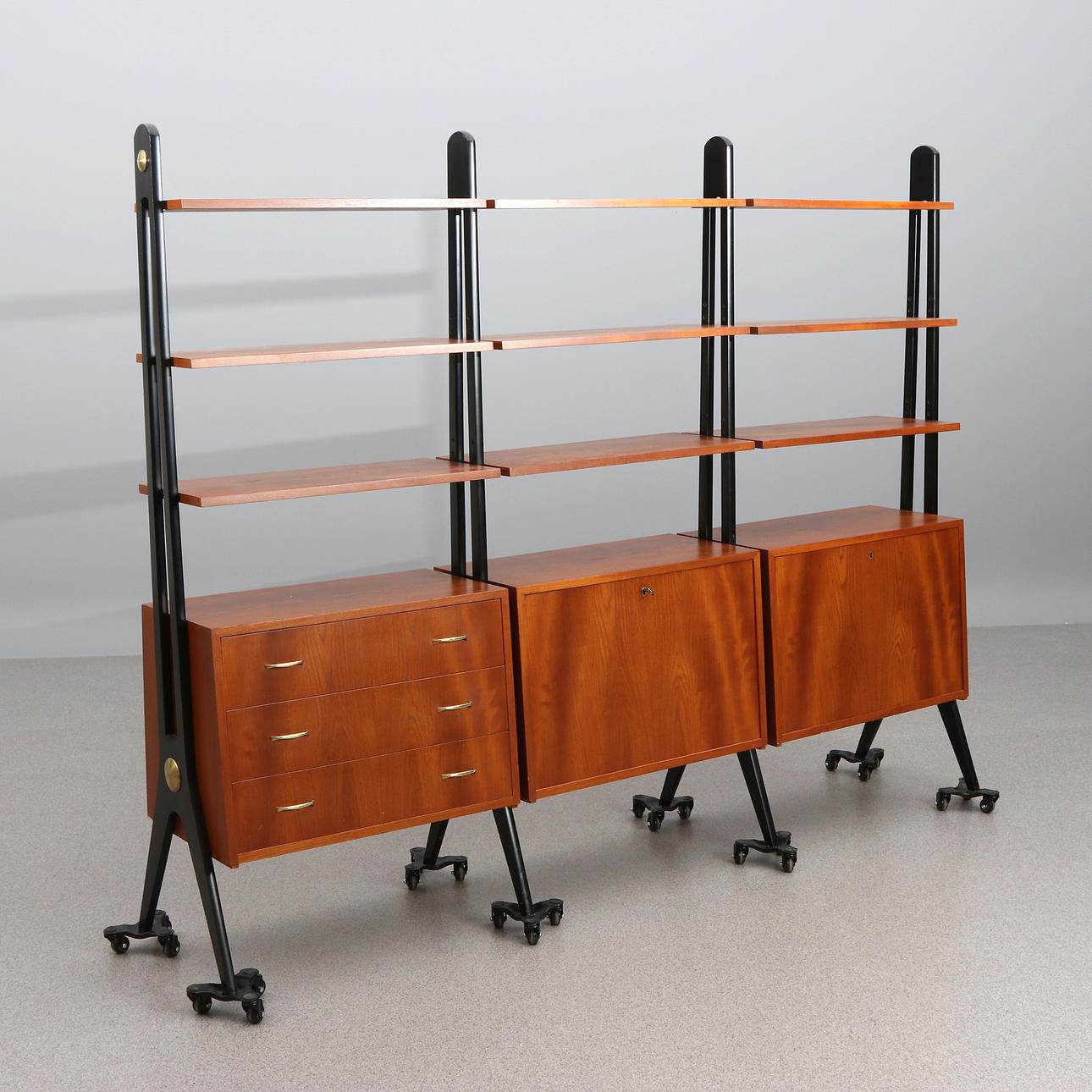 HYLLSYSTEM. Teak och lackerat trä. 1960-tal.