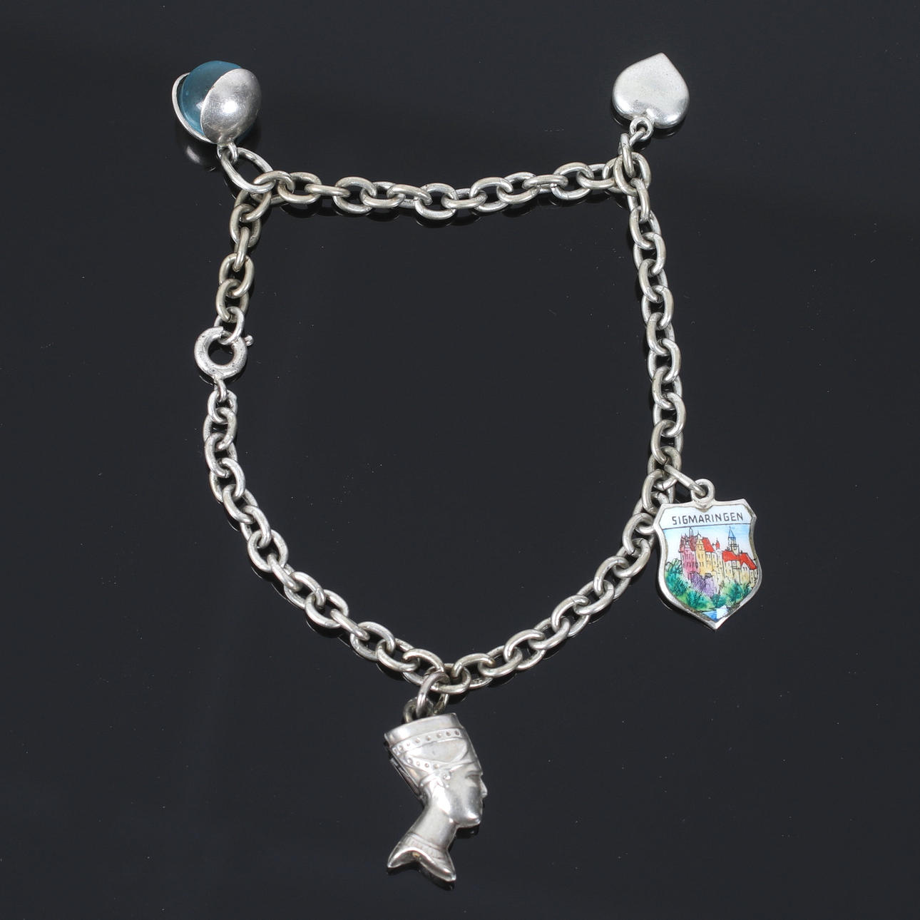 Pulsera de plata con dijes. Siglo XX.