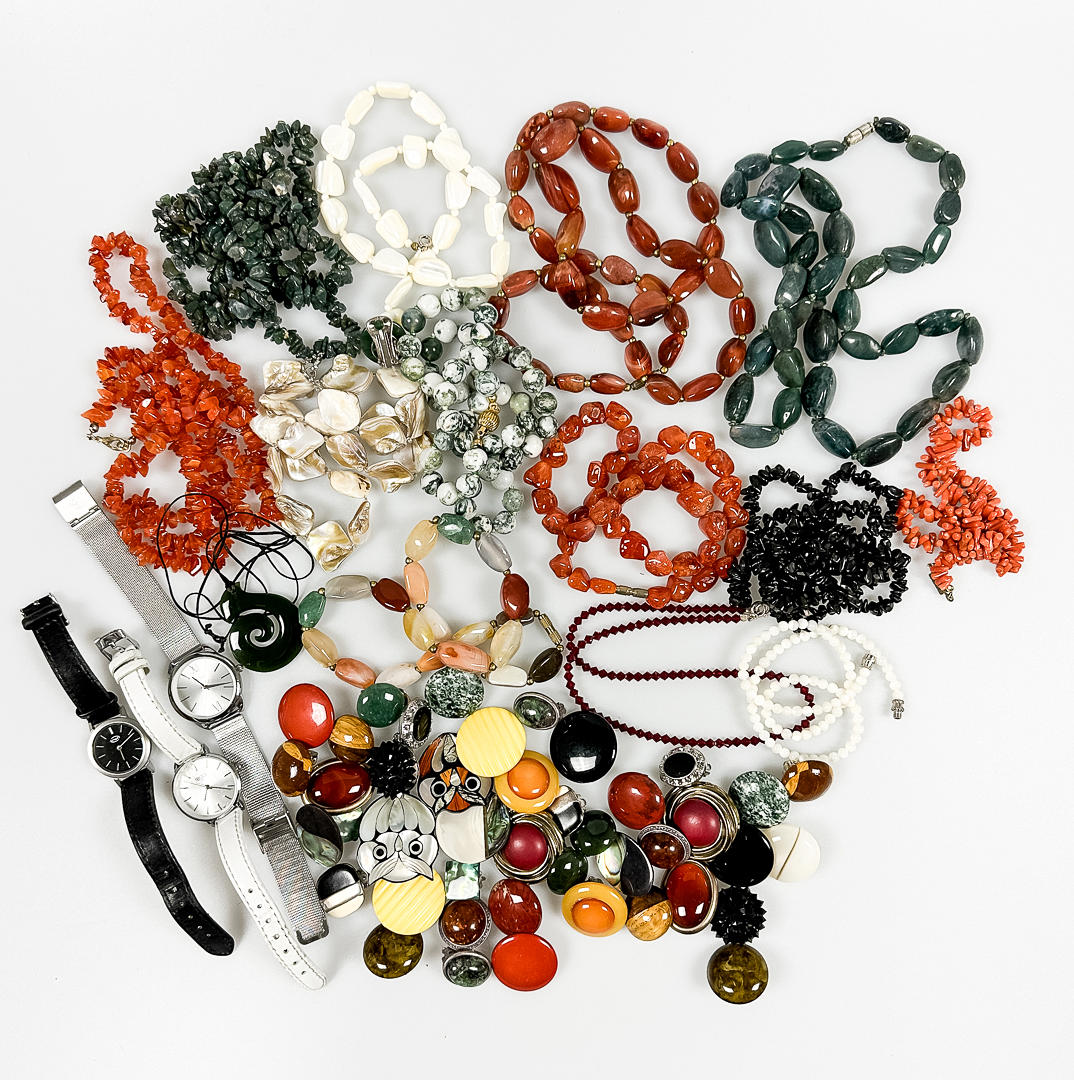 BIJOUTERIER, ett parti, 1050 gram.