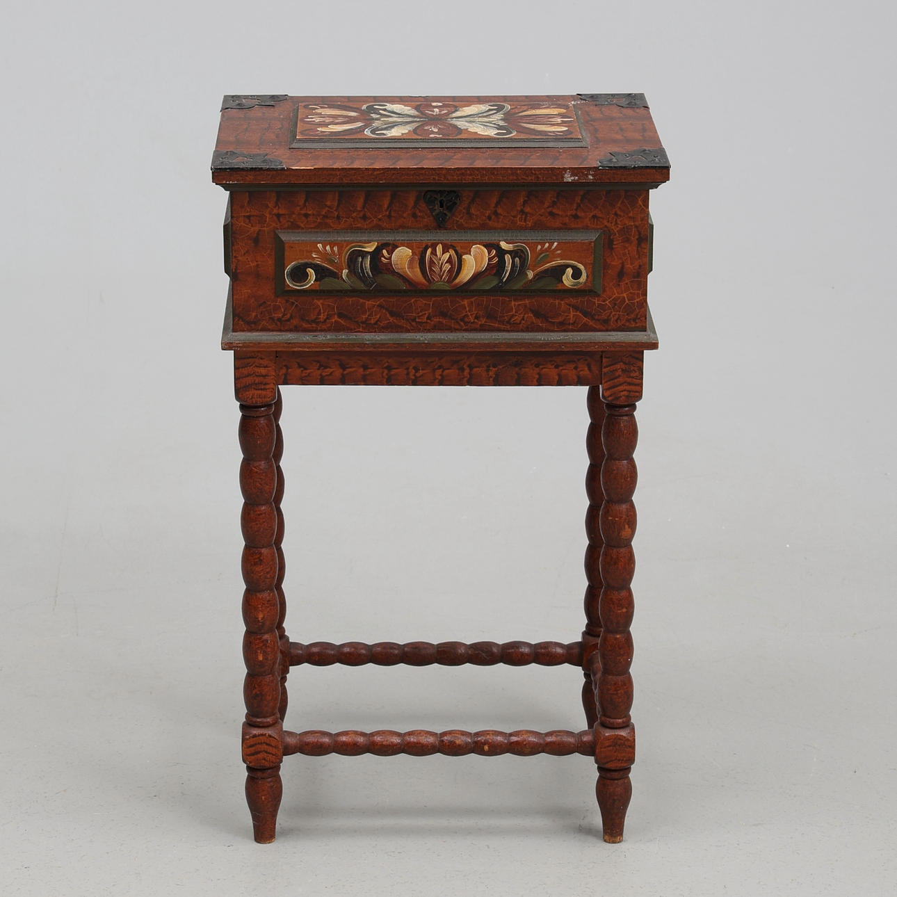 SYSKRIN, kurbitsmålat, dated 1942. incl sewing accessories.