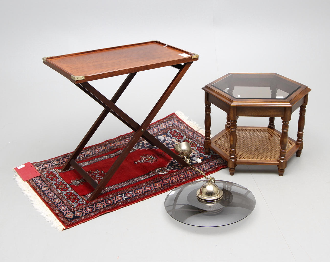 MÖBLER, 4 delar. Brickbord, lampbord, taklampa samt orientmatta.