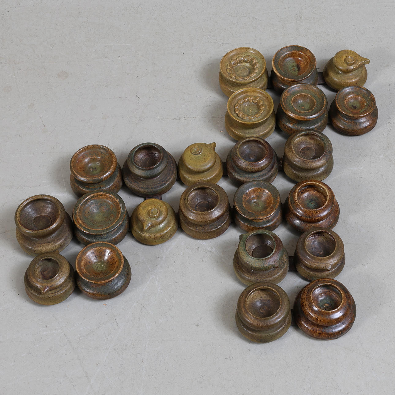 OIDENTIFIERAD KONSTNÄR. A wall sculpture, signed, stoneware and iron, 20th century.