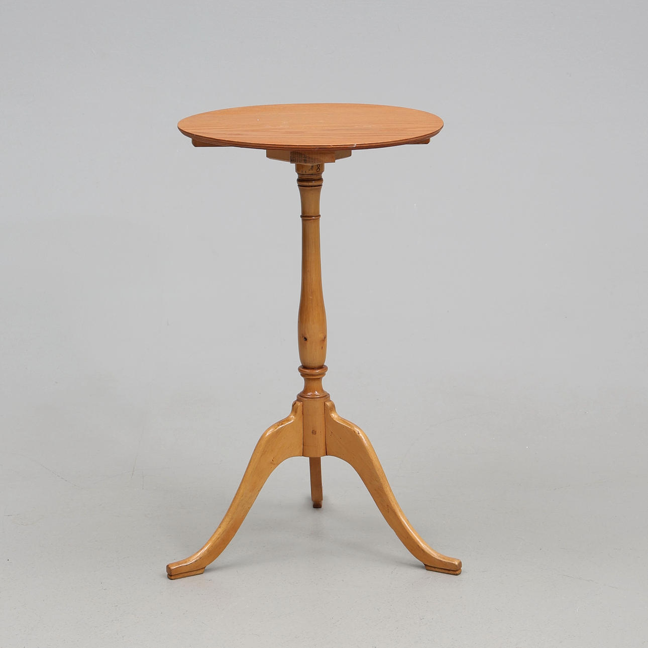 FLOWER TABLE/PEDESTAL.