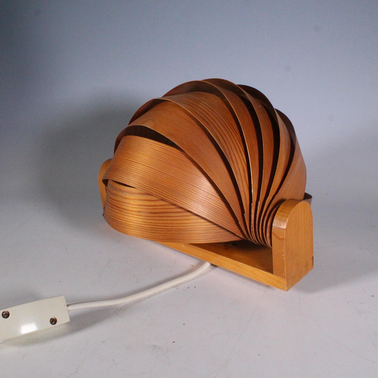 TRANSLANDIA. Model “Type 4411” wall lamp with adjustable slats, pine, Denmark 1970s.
