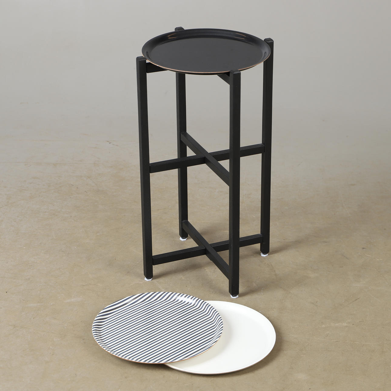 BAKKEBORD, sortmalet med 3 bakker, Hjertén.