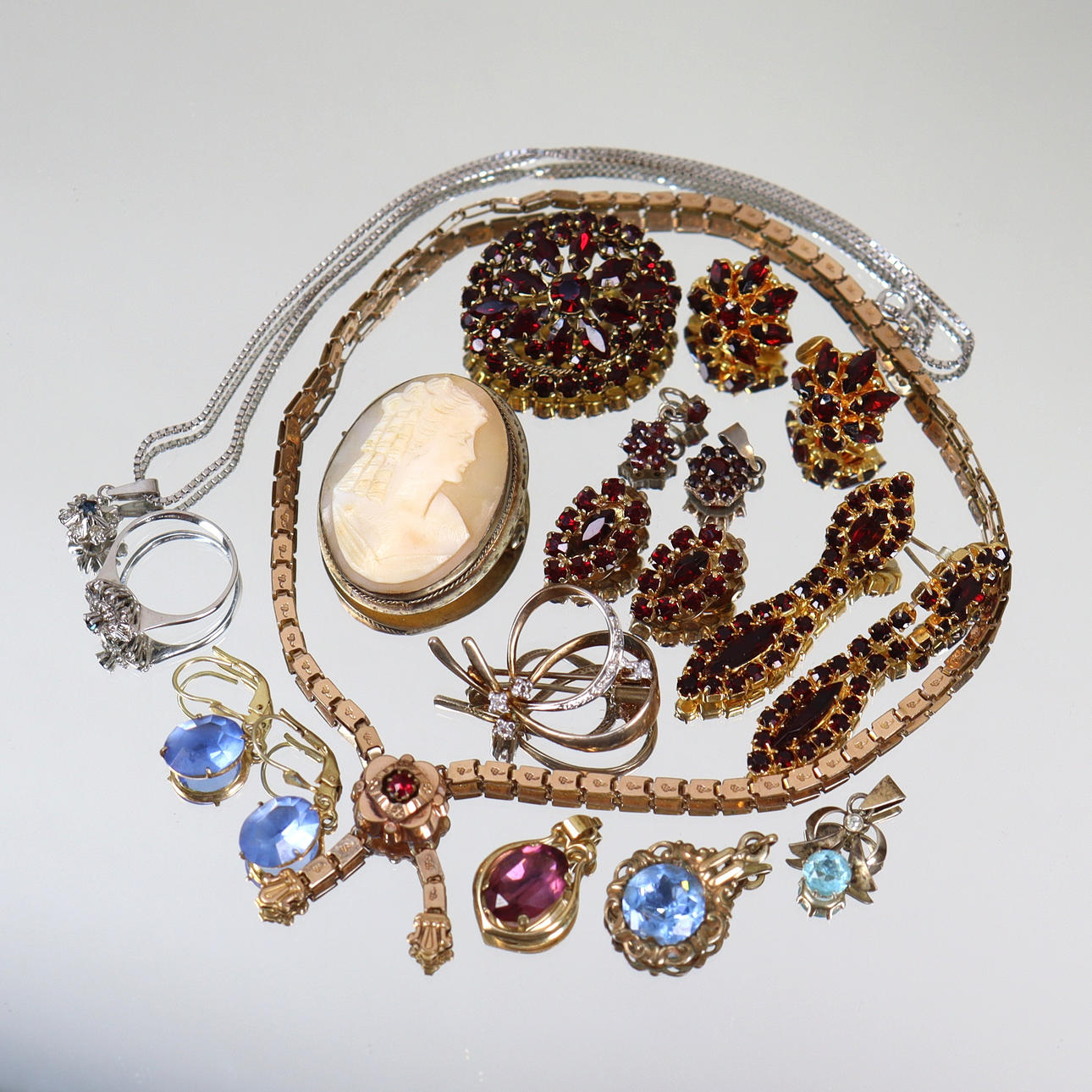 JEWELLERY, miscellaneous, necklace, ring, earring, etc., silver present.