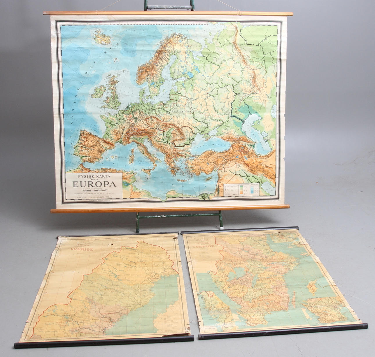 KARTOR, 3 st, bl a "Järnvägs- och Postkarta över Sverige".