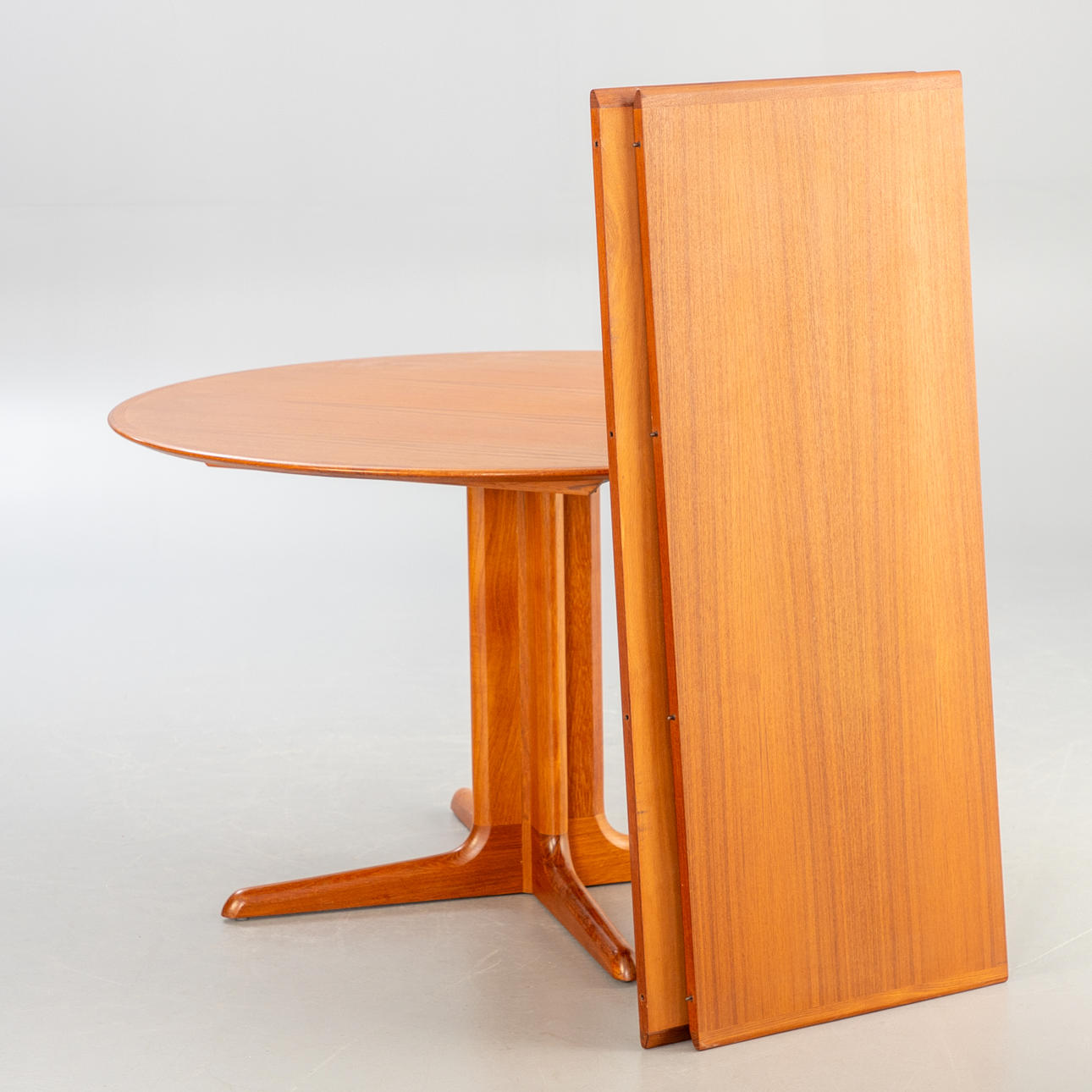 Round teak dining table + 2 extension plates, Denmark, 1960s.