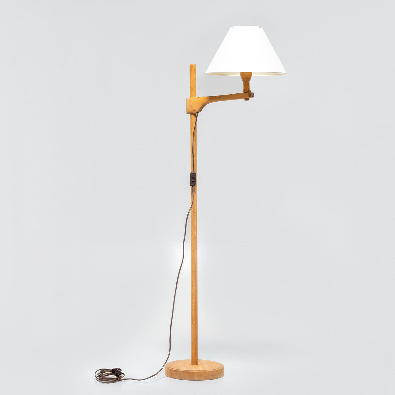 CARL MALMSTEN. Floor lamp with textile shade, Pine, “Staken”.