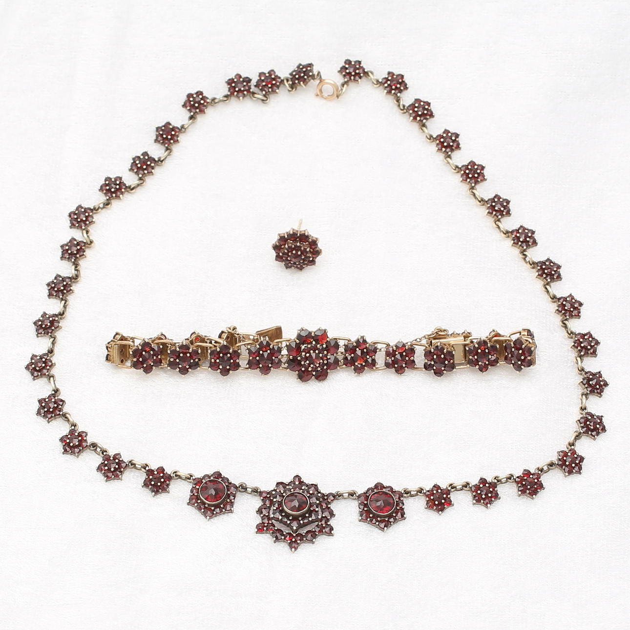 GARNITYR, 3 delar, halsband, armband samt örhängen, silver med granater, 1900-tal, totalvikt 49 gram.