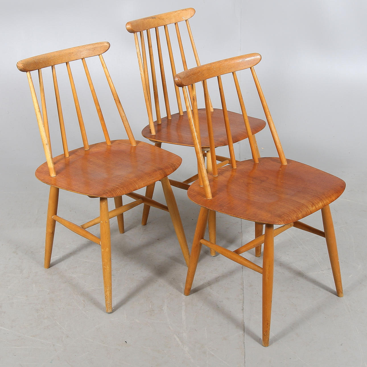 ILLMARI TAPIOVAARA. 2 + 1 st, "Fanett", köksstolar, 1960-tal.