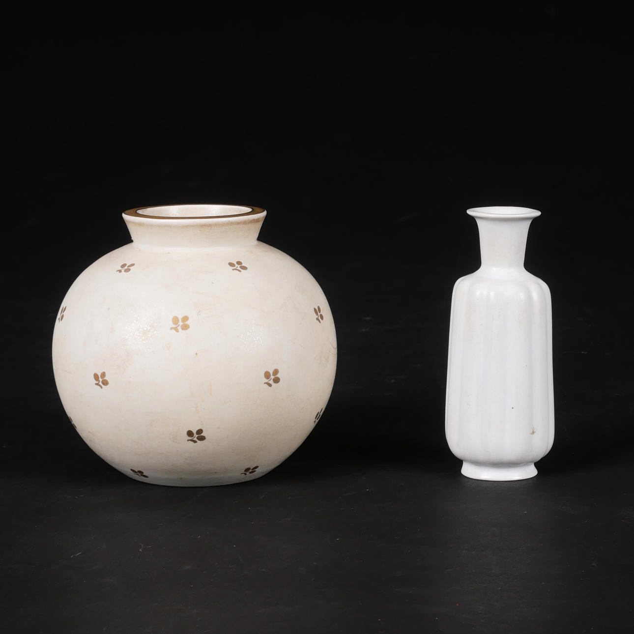 WILHELM KÅGE. Dos jarrones de gres, Gustavsberg.